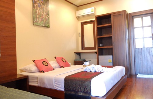 Wua Lai Hotel | Baanlek Home Stay