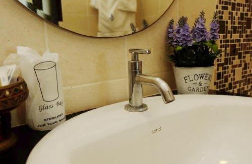 Nanai Road Hotel | Calypso Patong House