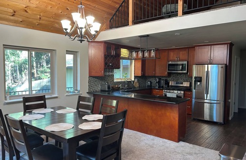 Sri Phum House | Casa Montana - Charming 4-bedroom bungalow with AC in lovely Placerville