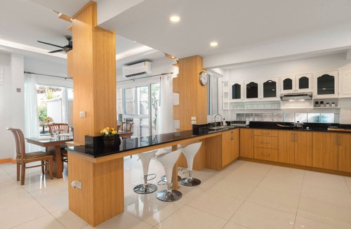 South Pattaya Villa | City Center Pool Villa 6BR/Sauna/Karaoke/Pool Table/BBQ