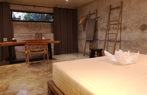 Nang Lae Bed & Breakfast | Comfortable garden room near Black House Museum