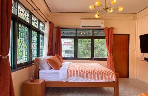 Bangkok Yai House | Cozy Homey House Bangkok near Wat Arun
