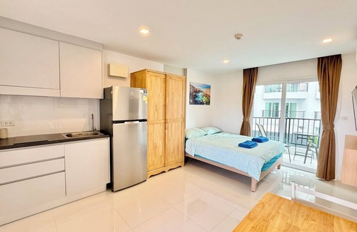 Kram Condo | Cozy Studio near the beach, AC, Wifi, Kitchen, Pools and Fitness
