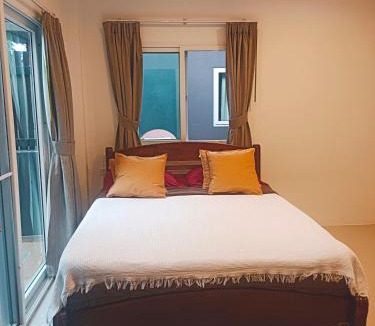 Maret House | Elevated Bungalow House 5 min from the beach 3-6