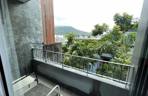 Patong Apartment | ET305 Modern studio, quiet spot, pool & parking