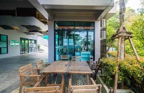 Patong Apartment | ET305 Modern studio, quiet spot, pool & parking