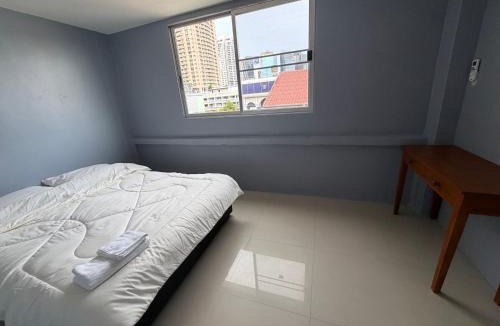 Thung Maha Mek Hostel | Eve's House