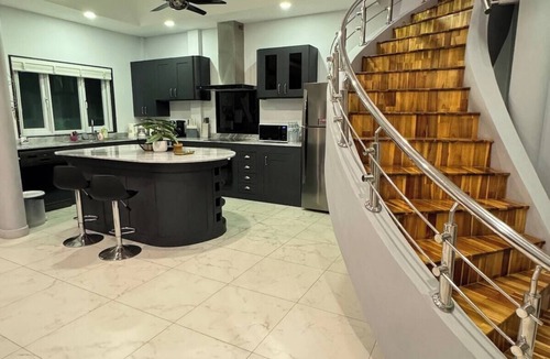 Rawai House | Expansive 4BR Villa Full Kitchen & Jacuzzi