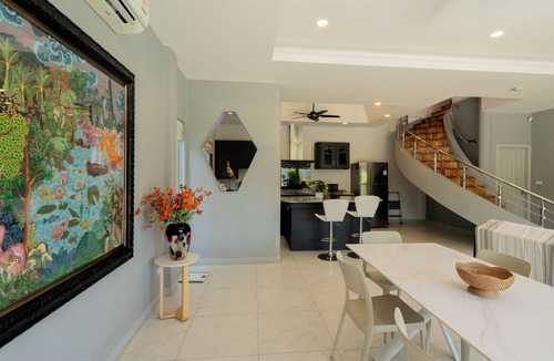 Rawai House | Expansive 4BR Villa Full Kitchen & Jacuzzi
