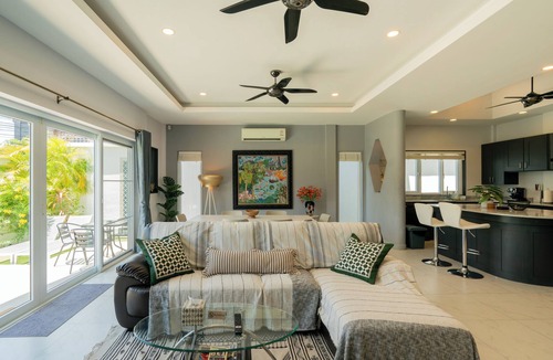 Rawai House | Expansive 4BR Villa Full Kitchen & Jacuzzi
