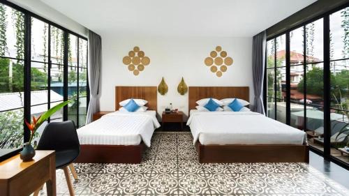 Wat Bo Area House | Family Suite with Balcony