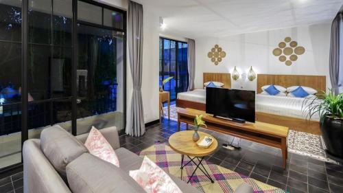 Wat Bo Area House | Family Suite with Balcony