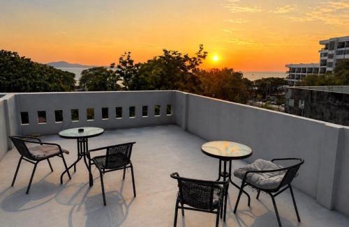 Pratumnak Hill Hostel | Hostel Friends Station & Cafe