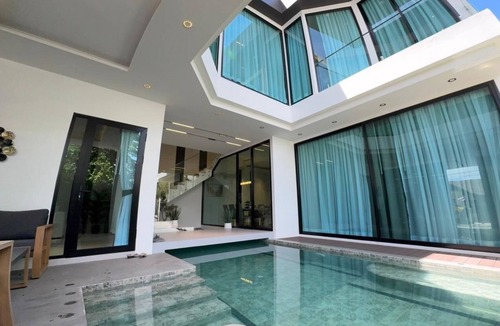 South Pattaya Villa | Indiluxe 5 bedroom luxury villa 5 minutes to walking street and nightlife