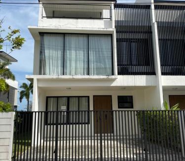 Laguna House | Laguna beach townhouse conner with garden