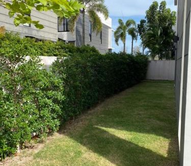 Laguna House | Laguna beach townhouse conner with garden