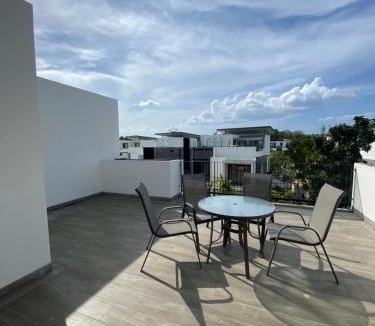 Laguna House | Laguna beach townhouse conner with garden