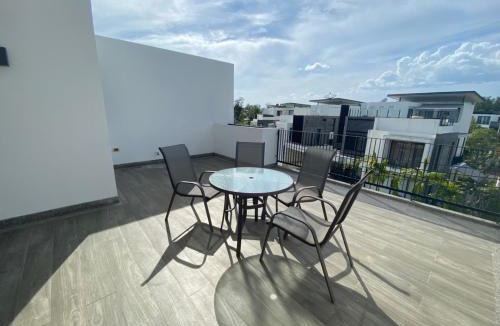 Laguna House | Laguna beach townhouse conner with garden