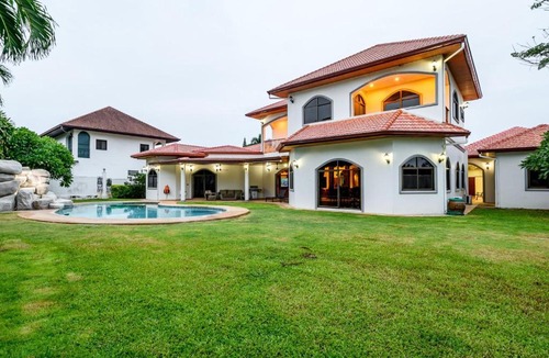 Nong Prue Villa | Luxury 5BR Spanish Villa East Pattaya (EP1)