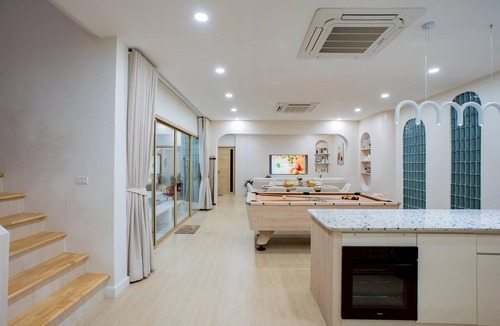 Na Chom Thian House | Na Jomtien Spacious 5BR Pool Villa · Karaoke & Games