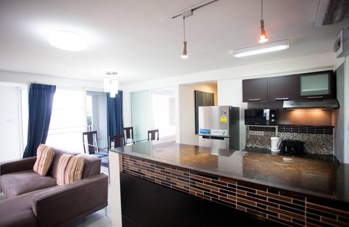 Chang Khlan Apartment | Night Bazaar Road-DELUXE 1BR 13th F Work-From-Home w/Fully Fitted Kitchen