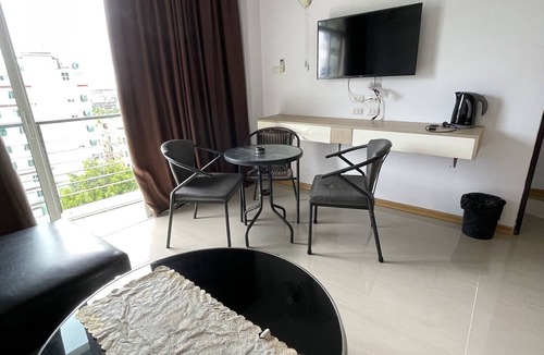 Nanai Road House | One Bedroom with Living Room and Kitchenette in Patong