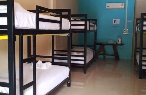 Khlong Sok Hostel | painting family hostel