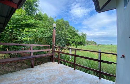Kumphawapi House | Pao's Baan Suan Home Stay Red Lotus Lakeside 01