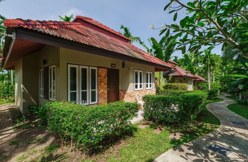 Rawai House | Phuket tropical bungalow with living room & kittchenette 700 meters to the beach