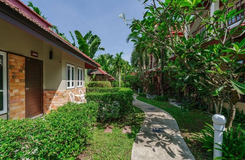 Rawai House | Phuket tropical bungalow with living room & kittchenette 700 meters to the beach