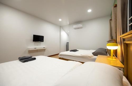 Chaiyasathan House | Private Garden Room , Cozy Stay for 3