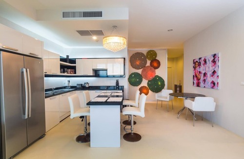 Karon Apartment | Seaview penthouse in Karon, walk to beach & shops!