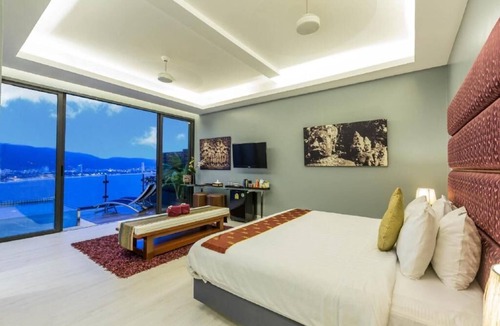 Patong Resort | Sky Suites with Balcony (007)