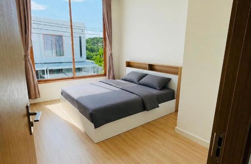 Bang Phli House | Spacious 3-Bedroom House with Shared Pool near Mega Bangna