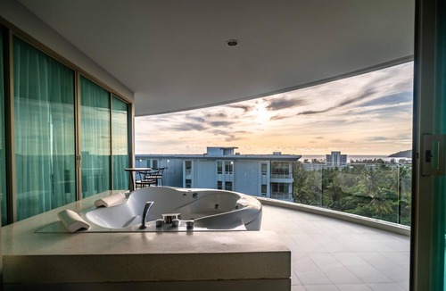 Karon Apartment | Spacious apartment with jacuzzi and ocean view