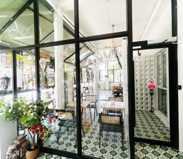Vientiane Hostel | SYRI Guesthouse Vientiane Hostel & Cafe