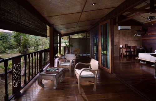 Nang Lae Ski Chalet | The Longhouse - 2 loft rooms with balconies near Black House Museum
