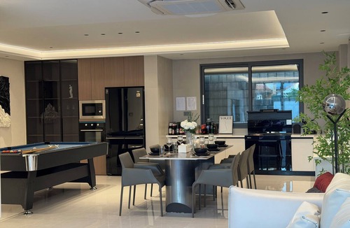 Central Pattaya House | Tremendous 6-bedroom house with AC in Bang Lamung District