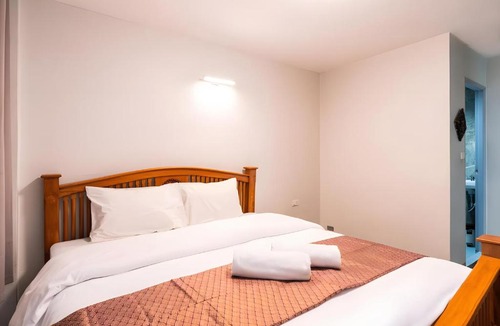 Chana Songkhram Apartment | Ujh hotel