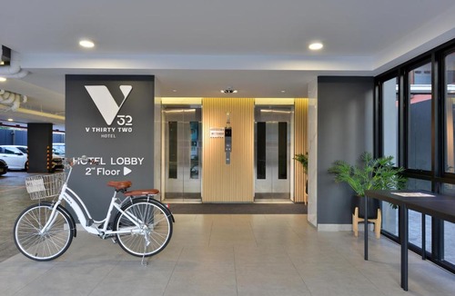 Chan Kasem Hotel | V32 Hotel
