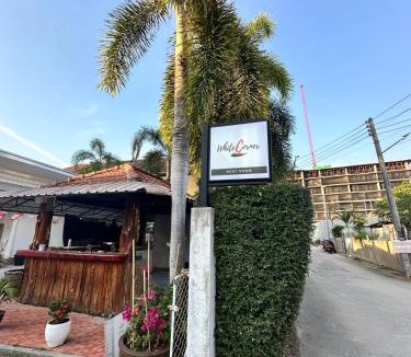 Na Chom Thian Hotel | White Corner