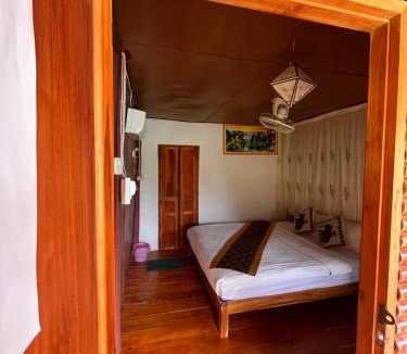 Nong Khiaw House | Yensabai Bungalow River view