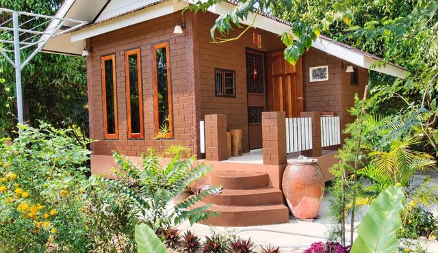 บ้านสวนบรรจงอักษร Bansuan Banjong Akkson in Rayong