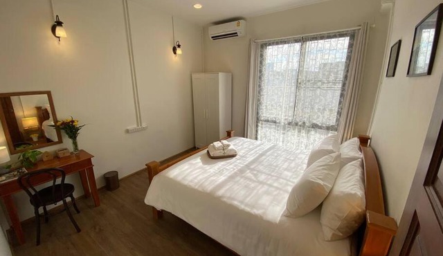 1 min walk to BTS, 3 Bed 3 Bath, Entire House in Bangkok