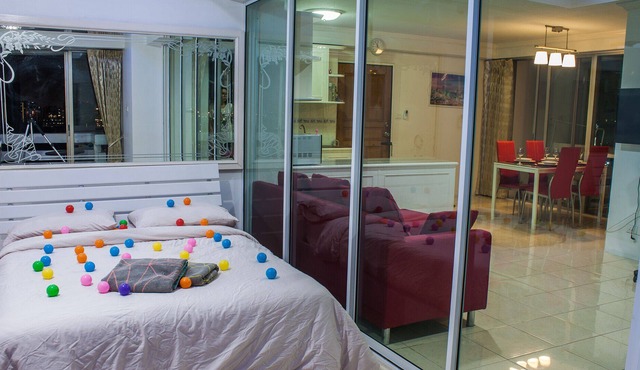 19th floor, studio apartment, fast WiFi