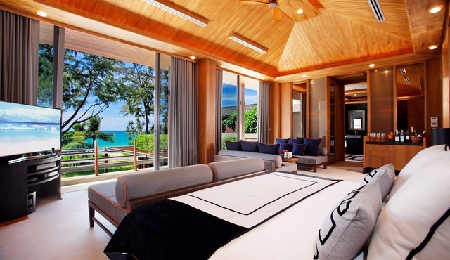 5BR Beachfront Pool Villa in Khok Kloi