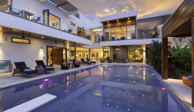 5BR Villa White Skies, Sleep 10, Breakfast, Staff in Takua Thung