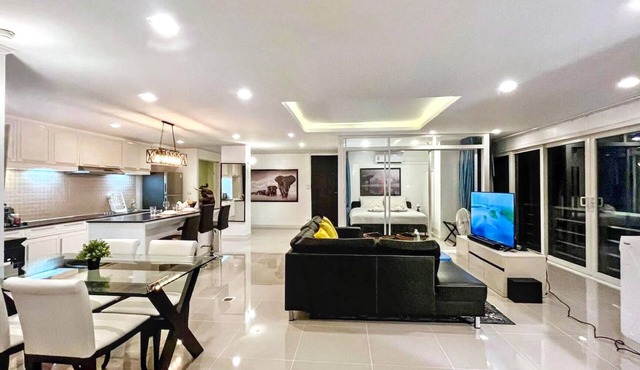6-36 - 3 Bdr Modern Penthouse with shared Pool in Tambon Patong