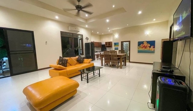 A nice and quiet villa in chonburi. Close to Bangsare beach. (Pet friendly) in Pattaya