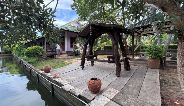 Aioun At Amphawa